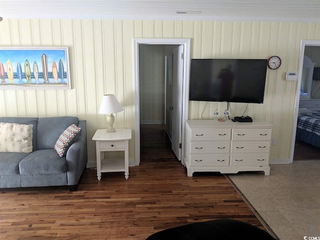 living area featuring baseboards, dark wood-style floors, and visible vents