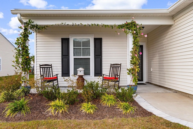 entrance to property featuring covered porch