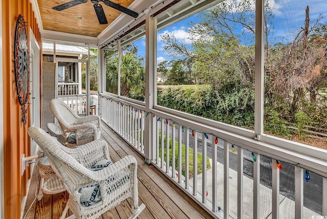 sunroom / solarium featuring a ceiling fan