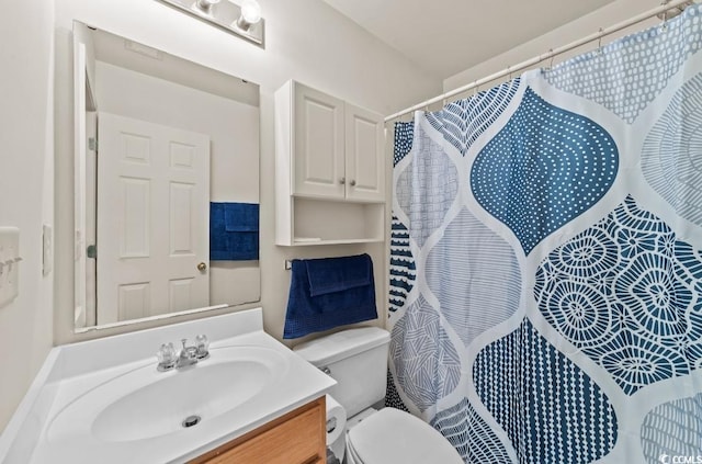 full bath with toilet, a shower with shower curtain, and vanity