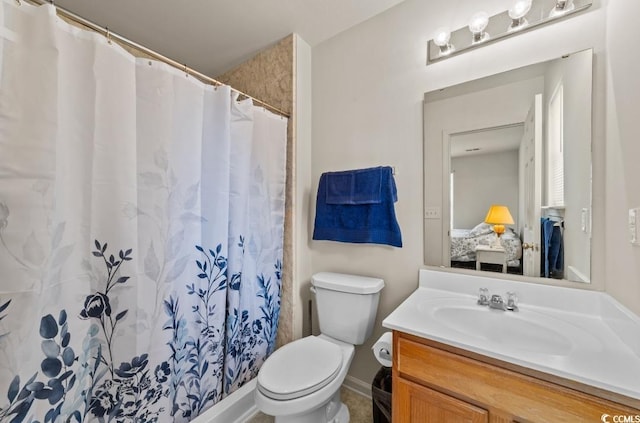 ensuite bathroom featuring a shower with curtain, toilet, vanity, and ensuite bath