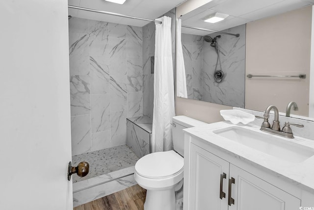 full bath featuring a shower with shower curtain, toilet, and vanity