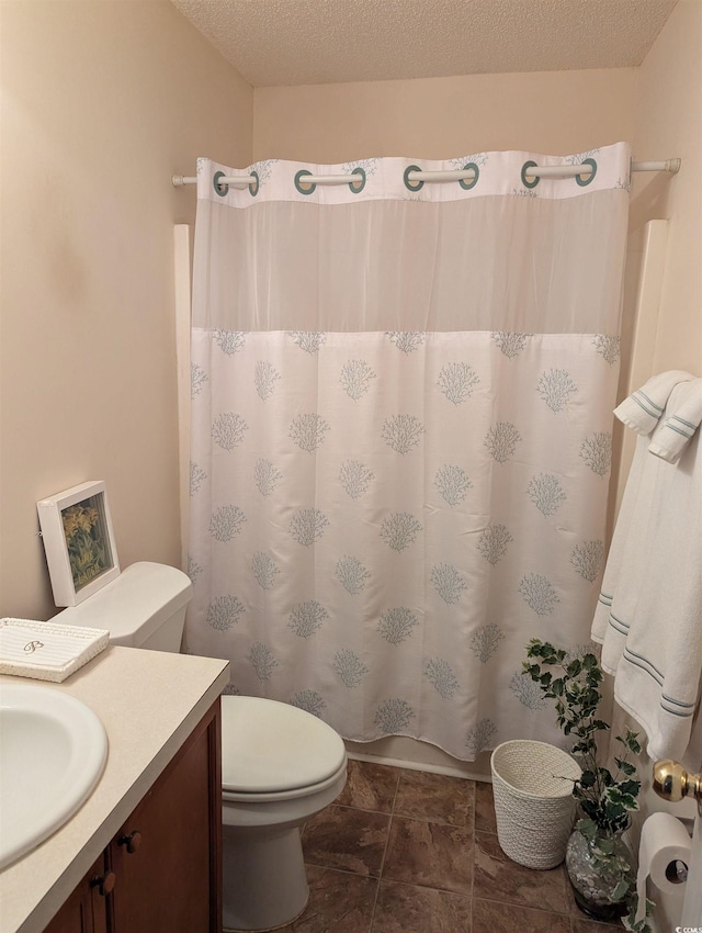 bathroom featuring toilet, vanity, a shower with curtain, and a textured ceiling