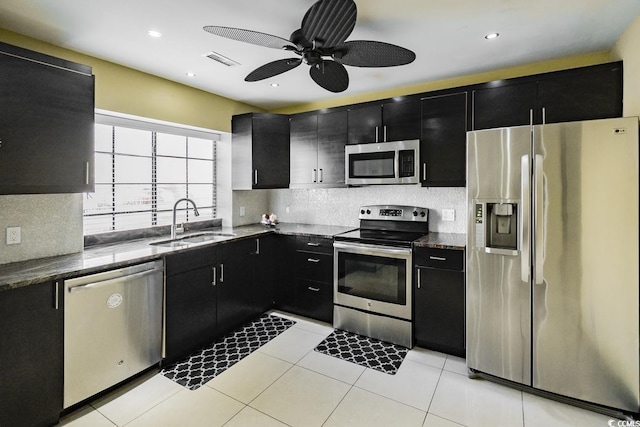 kitchen with visible vents, stainless steel appliances, a ceiling fan, a sink, and dark cabinets