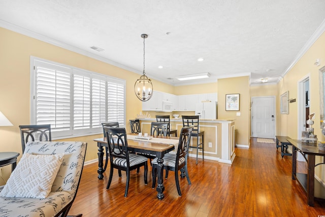 dining space featuring baseboards, visible vents, and ornamental molding