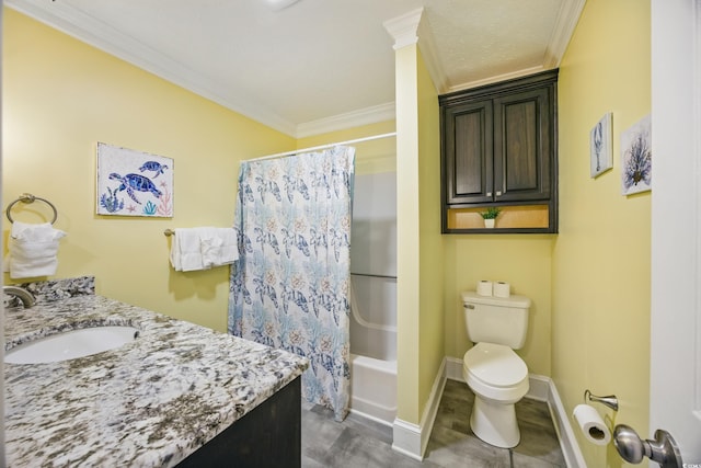bathroom featuring shower / bathtub combination with curtain, toilet, vanity, crown molding, and baseboards