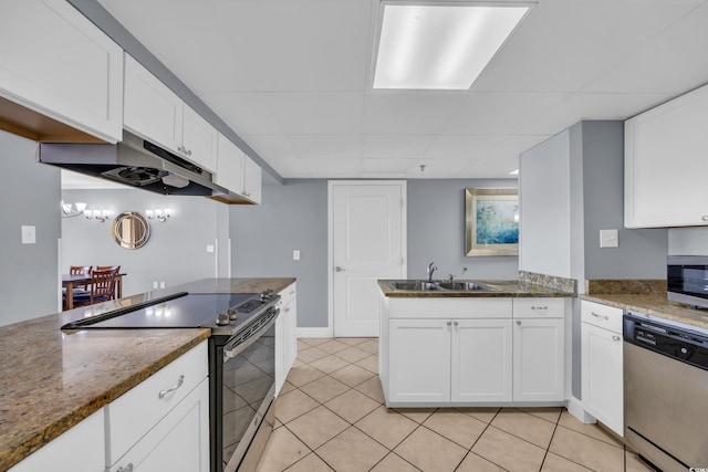 kitchen with stainless steel appliances, a sink, under cabinet range hood, white cabinets, and a peninsula
