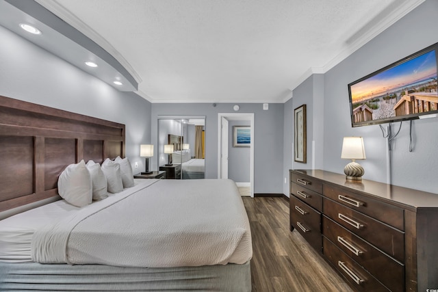 bedroom with ornamental molding, dark wood-style floors, recessed lighting, and baseboards