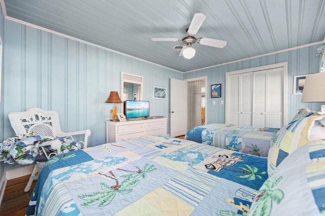bedroom featuring ornamental molding, a closet, ceiling fan, and wood finished floors