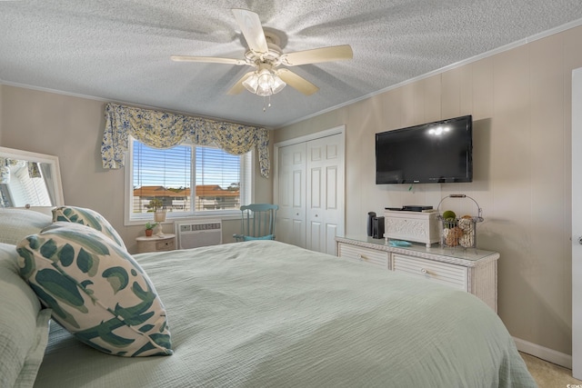 bedroom featuring crown molding, a wall mounted AC, a closet, and a textured ceiling