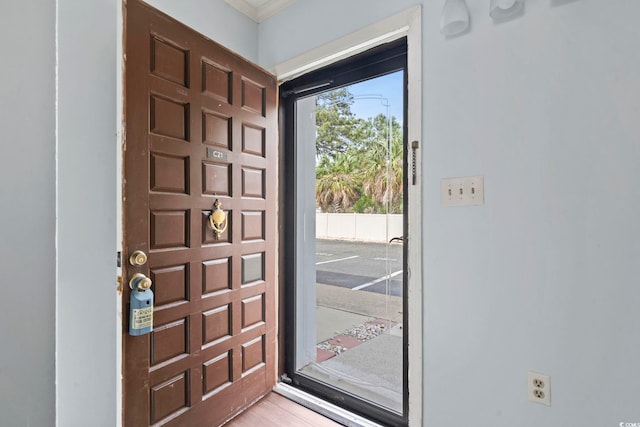 foyer with crown molding
