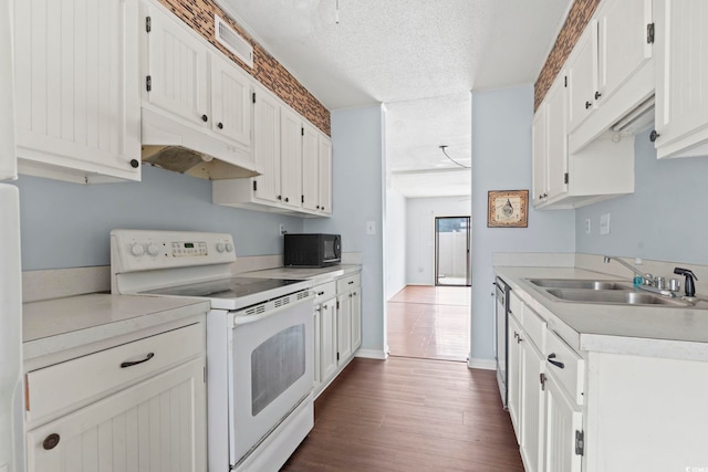 kitchen with a sink, dark wood-style floors, under cabinet range hood, black microwave, and white electric range oven