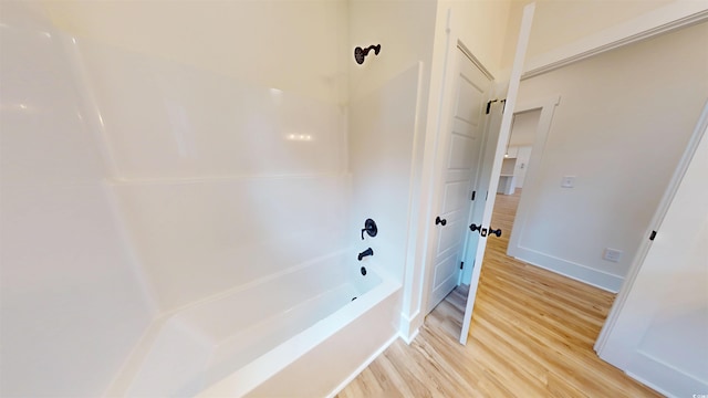 974 Crooked Oak Dr, Pawleys Island, SC 29585 - bathroom featuring bathing tub / shower combination and wood finished floors