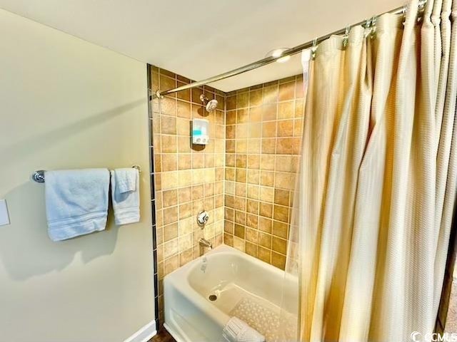 bathroom with shower / bath combo