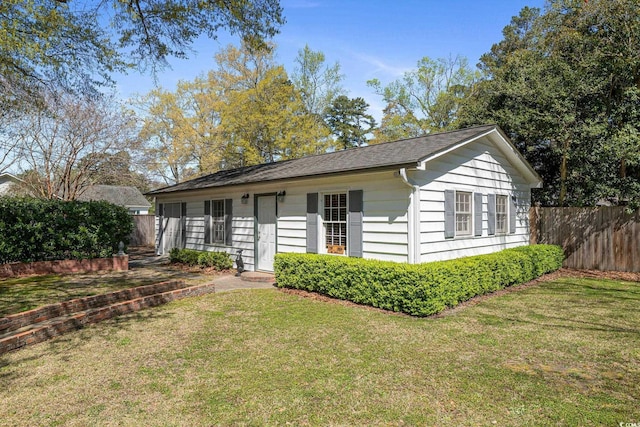 view of front of house featuring a front lawn and fence
