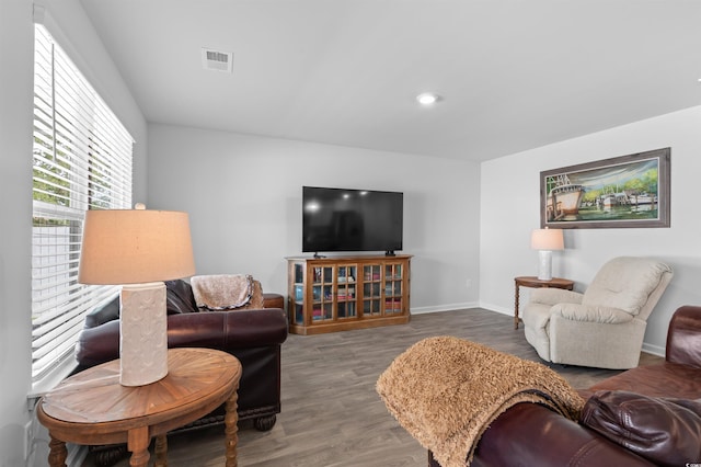 living area featuring baseboards, recessed lighting, wood finished floors, and visible vents