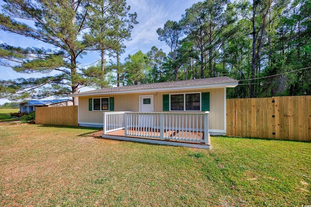 view of front of property featuring a front yard and fence