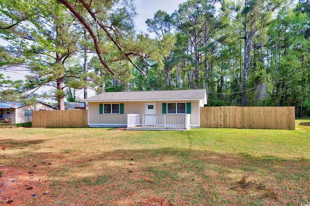 view of front of home featuring a front yard and fence