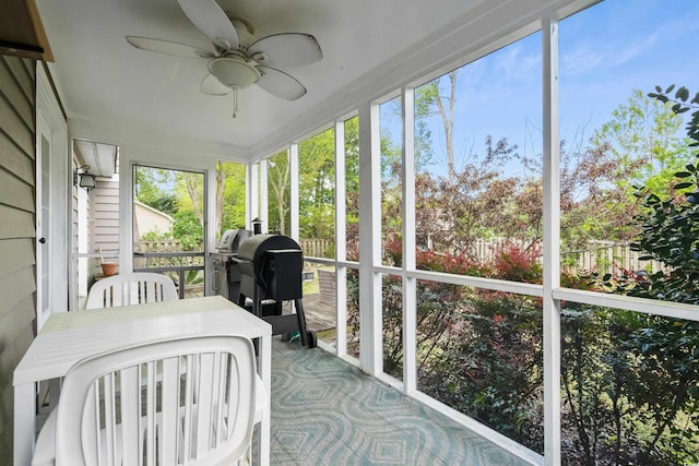 sunroom with ceiling fan