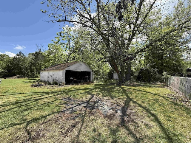 view of yard featuring an outdoor structure, fence, and a pole building