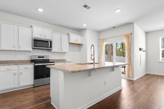 591 Meadowgrass Ct, Myrtle Beach, SC 29588 - kitchen featuring stainless steel appliances, visible vents, a sink, and dark wood-style floors
