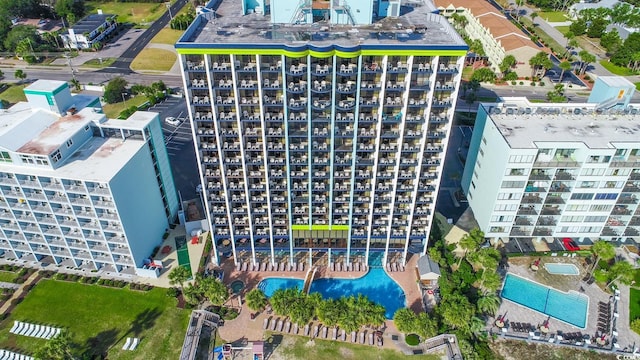 bird's eye view of apartment complex / building and a pool area