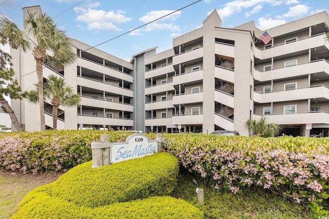 view of apartment building / complex