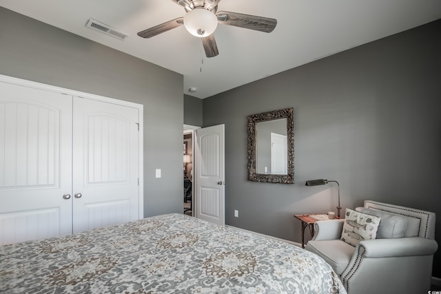 bedroom featuring visible vents, ceiling fan, and a closet
