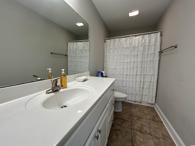 bathroom with vanity, toilet, baseboards, and a shower with shower curtain