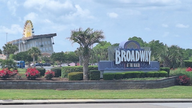 community sign with a lawn