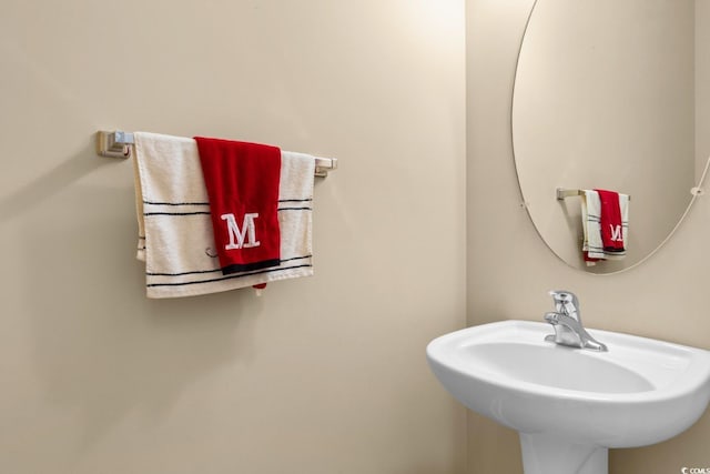 bathroom featuring a sink
