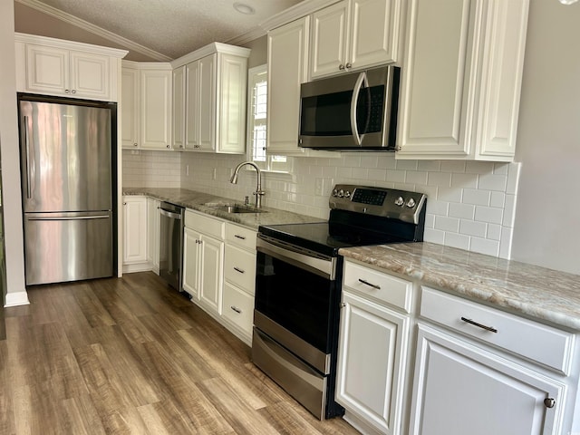 1516 Saint George Ln, Myrtle Beach, SC 29588 - kitchen featuring a sink, wood finished floors, ornamental molding, and stainless steel appliances