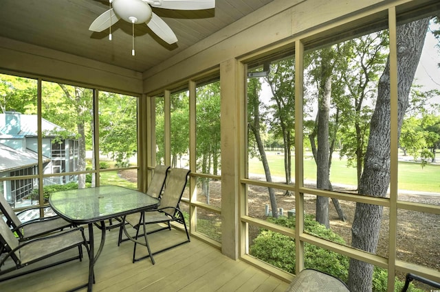 sunroom / solarium with ceiling fan