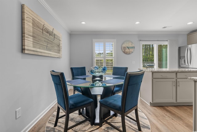 dining room with recessed lighting, baseboards, visible vents, crown molding, and light wood-style floors