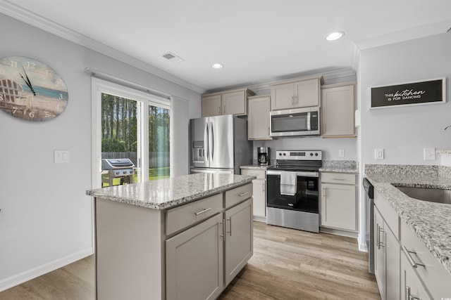 kitchen featuring light wood-style flooring, stainless steel appliances, crown molding, visible vents, and gray cabinetry