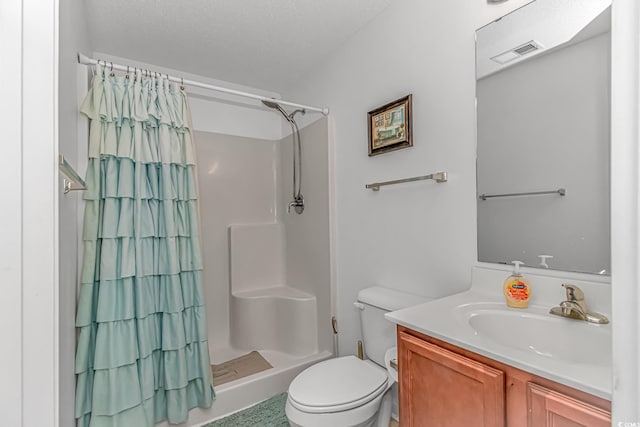 bathroom featuring a shower with curtain, vanity, toilet, and visible vents