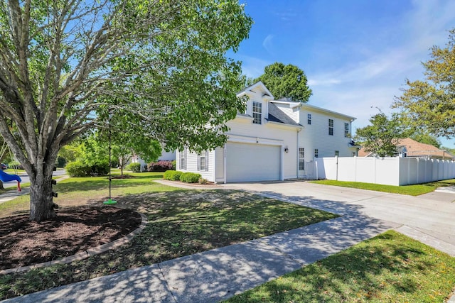 view of front facade featuring fence, driveway, and a front lawn