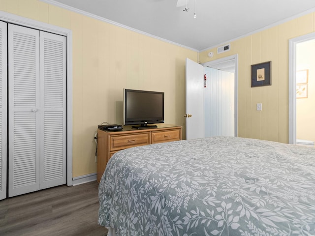 5000 N Ocean Blvd Unit B-1, North Myrtle Beach, SC 29582 - bedroom with crown molding, a closet, wood finished floors, and visible vents