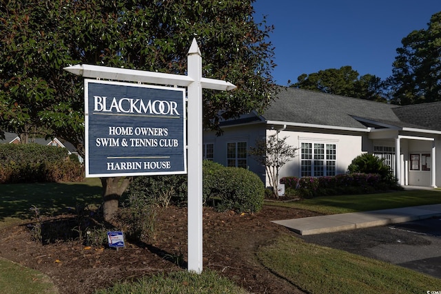 community sign featuring a lawn