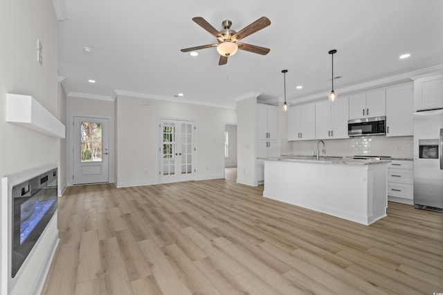 kitchen featuring appliances with stainless steel finishes, a sink, ornamental molding, recessed lighting, and a ceiling fan