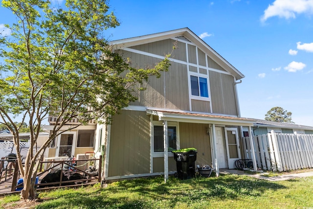 view of front facade featuring a front yard and fence
