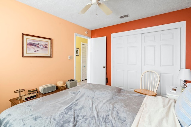 bedroom with a closet, a textured ceiling, and ceiling fan