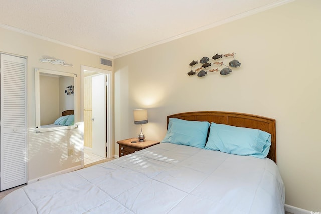 bedroom featuring a closet, visible vents, baseboards, and ornamental molding