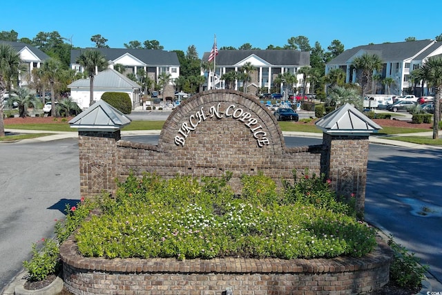 community / neighborhood sign with a residential view