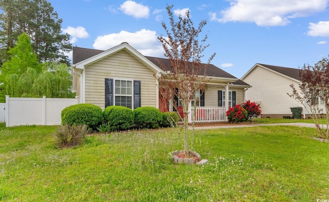 view of front of house featuring a front lawn, fence, and covered porch