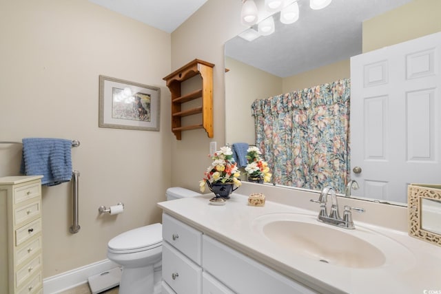 full bathroom featuring toilet, baseboards, a shower with shower curtain, and vanity
