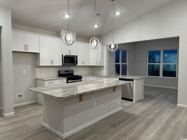 190 Glengrove Ln, Murrells Inlet, SC 29576 - kitchen featuring stainless steel appliances, a peninsula, a kitchen island, white cabinetry, and light wood-style flooring