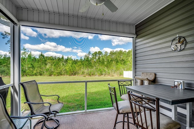 sunroom / solarium with a ceiling fan