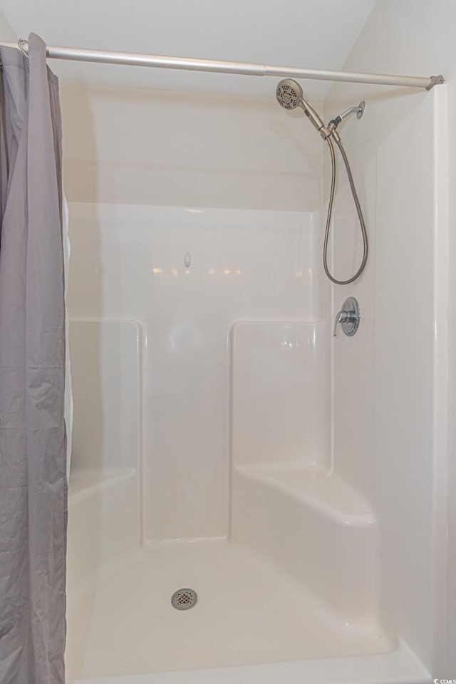 bathroom featuring a shower with shower curtain