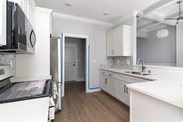 1500 Sunmeadow Dr, Conway, SC 29526 - kitchen featuring a sink, stainless steel appliances, backsplash, light wood-style flooring, and white cabinetry